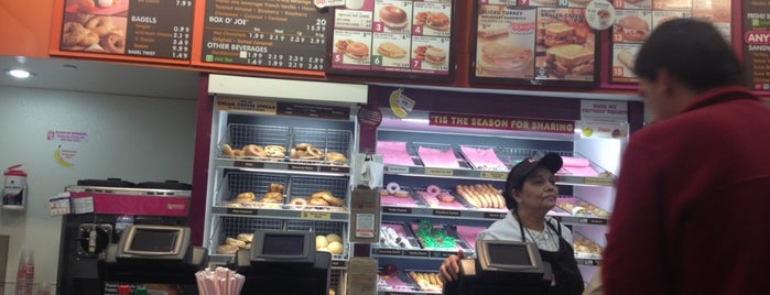 Dunkin' is one of Lugares favoritos de Tim.