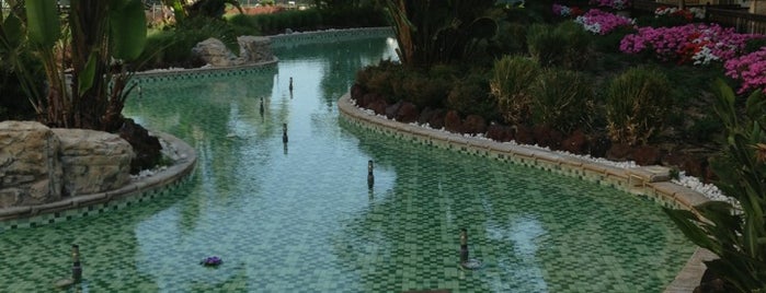 Crystal Palace Luxury Resort & Spa is one of Orte, die Erkan gefallen.