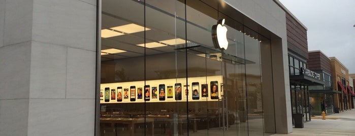 Apple Potomac Town Center is one of Ericさんのお気に入りスポット.