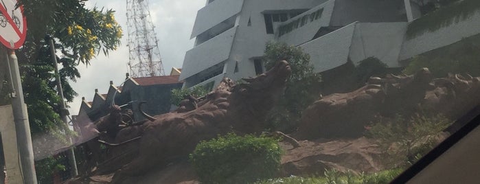 Monument Gubernur Suryo is one of Tempat Bersejarah di Surabaya.