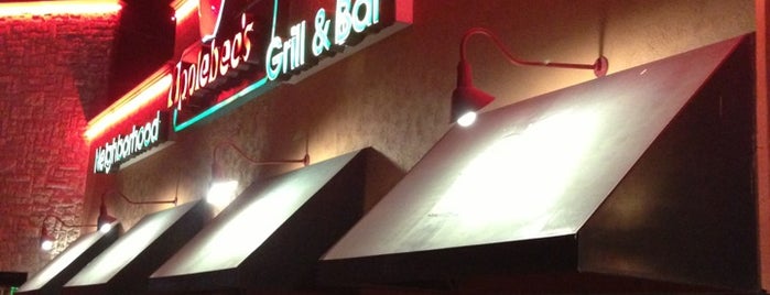 Applebee's Neighborhood Grill & Bar is one of Orte, die Jhalyv gefallen.