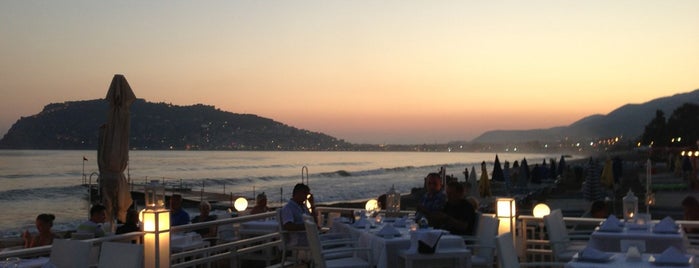 White'n White Beach Club is one of Lugares favoritos de Aslı Ayfer.