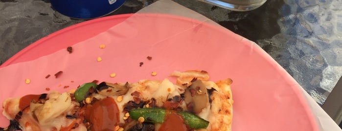 Chiquis Pizza is one of Posti che sono piaciuti a Jennice.