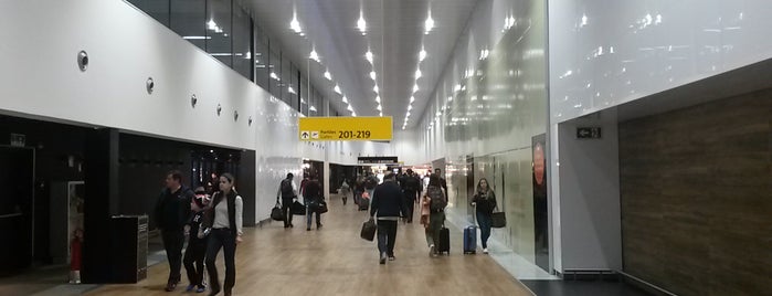 Terminal 2 is one of Lieux qui ont plu à Rodrigo.