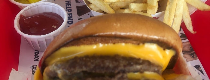 In-N-Out Burger is one of Orte, die Mike gefallen.