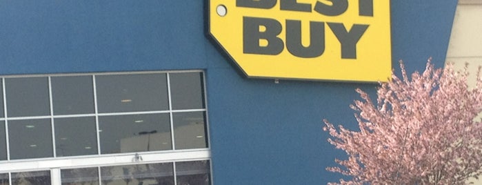 Best Buy is one of สถานที่ที่ Emylee ถูกใจ.