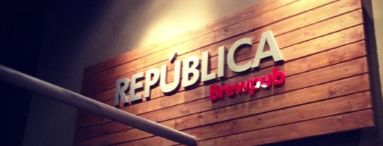 República Brew Pub is one of Carolinaさんのお気に入りスポット.