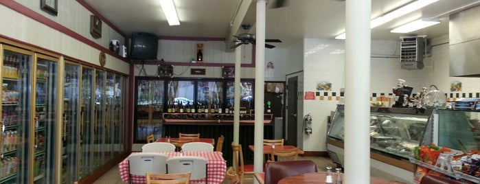 Mardini's Deli Cafe is one of Locais curtidos por Douglas.