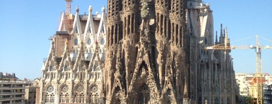 The Basilica of the Sagrada Familia is one of En donde nadie es grande.