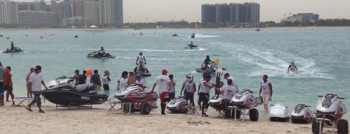 Abu Dhabi Sailing & Yacht Club is one of Lugares favoritos de Omar.