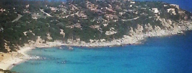 Spiaggia di Porto Giunco is one of Helena'nın Kaydettiği Mekanlar.