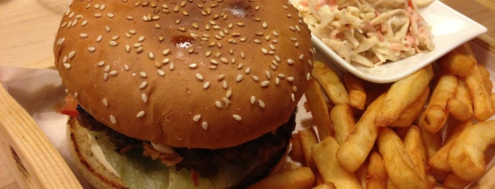 Bistro & Burger Bar is one of Burgeromania.