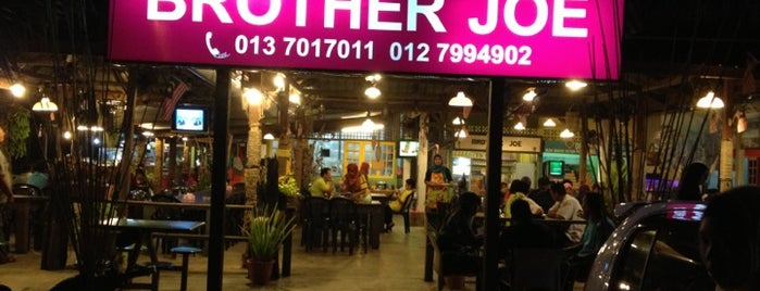 Brother Joe Ikan Bakar and Seafood is one of สถานที่ที่ ꌅꁲꉣꂑꌚꁴꁲ꒒ ถูกใจ.