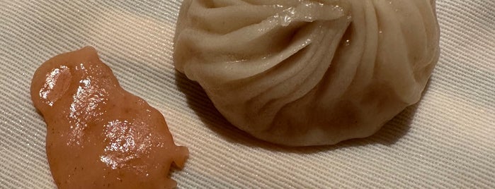 Din Tai Fung is one of Bradyさんのお気に入りスポット.