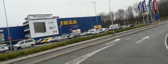 IKEA Restaurant is one of Tempat yang Disukai Hellen.