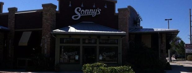 Sonny's BBQ is one of Lugares favoritos de Charley.