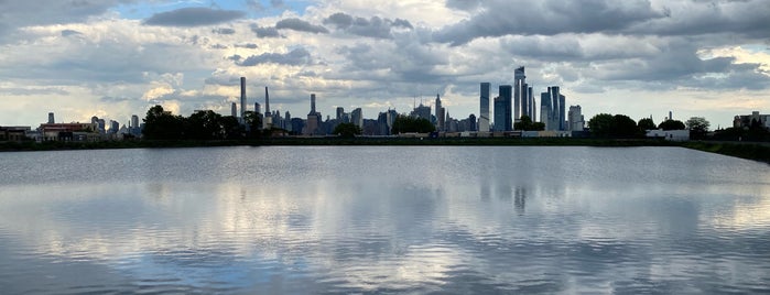 Union City / Weehawken Reservoir Park is one of Locais curtidos por ᴡ.