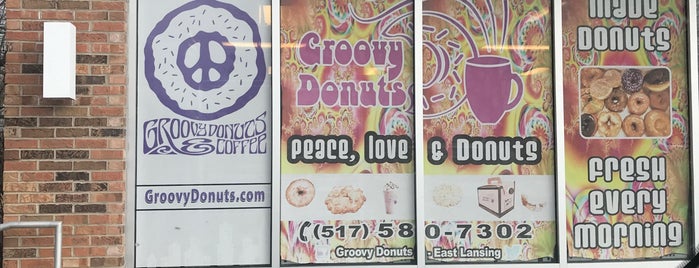 groovy donuts is one of สถานที่ที่ Lizzie ถูกใจ.