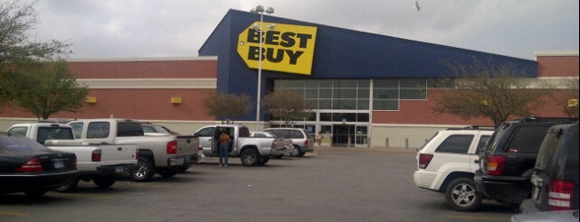 Best Buy is one of Tempat yang Disukai Mandy.