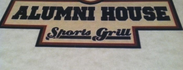 Alumni House Sports Grill is one of Scott'un Beğendiği Mekanlar.
