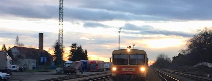 Győrszabadhegy vasútállomás is one of 11-es vasútvonal -Bakonyvasút-.