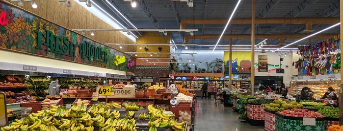 Vallarta Supermarkets is one of Tempat yang Disukai Chris.