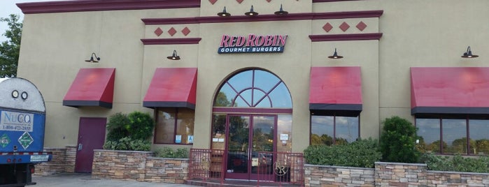 Red Robin Gourmet Burgers is one of Tempat yang Disukai Thomas.