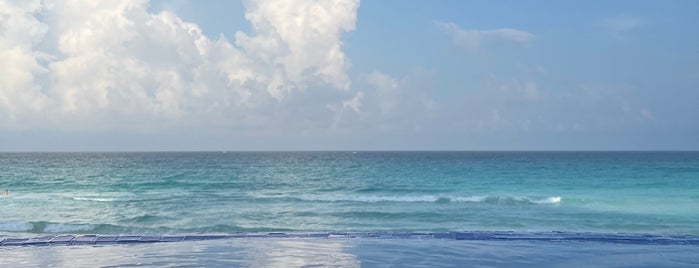 Beach Walk Bar is one of Cancun.