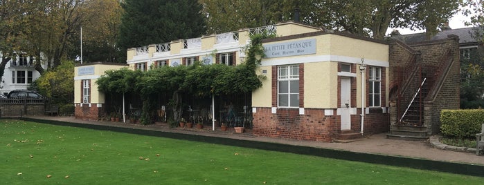 La Petite Petanque is one of Orte, die James gefallen.