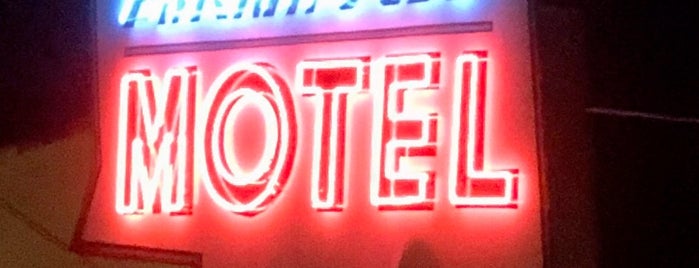 Farmhouse Motel is one of Neon/Signs N. California.