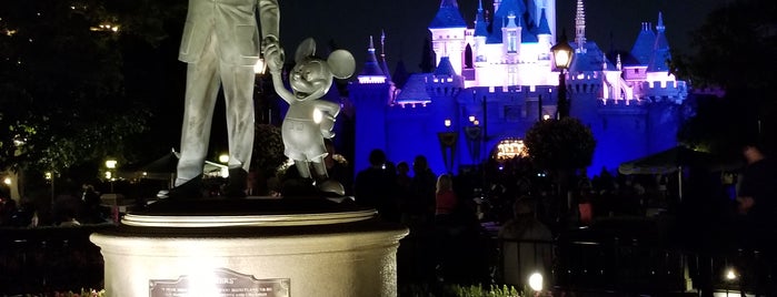 Disneyland Park is one of Captain : понравившиеся места.