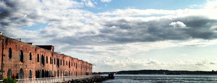 Red Hook Pier is one of Orte, die Karen gefallen.