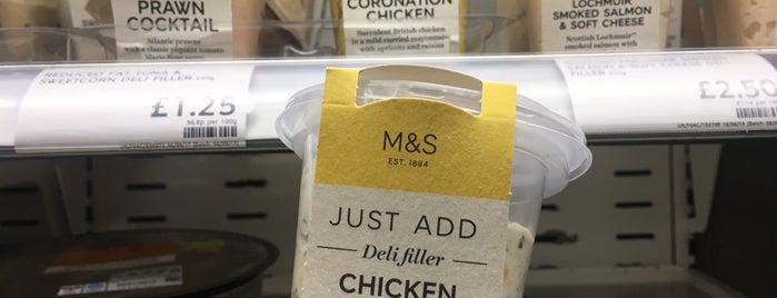 M&S Simply Food is one of Ianさんのお気に入りスポット.
