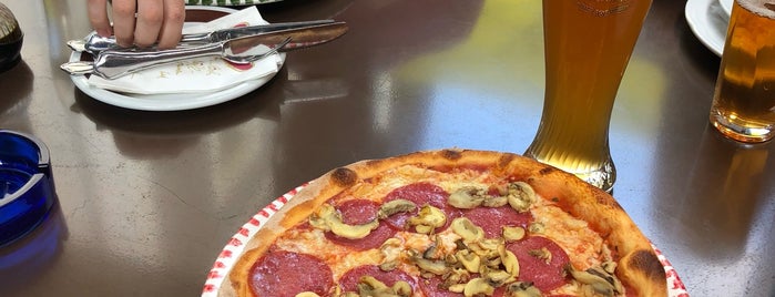 Pizzeria Bella Milano is one of Locais curtidos por Yanina.