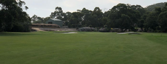 Monash Country Club is one of Orte, die Andrew gefallen.