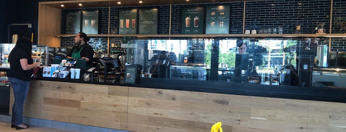 Starbucks is one of Efrosini-Mariaさんのお気に入りスポット.