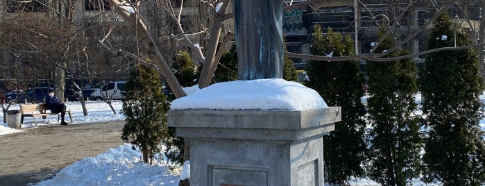 Пам'ятник Анні Ярославні is one of По Пейзажке до музея.