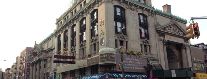 The Bowery Savings Bank Building is one of Lieux sauvegardés par Kimmie.