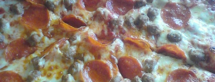 Giant Pizza King is one of Tempat yang Disukai Alfa.