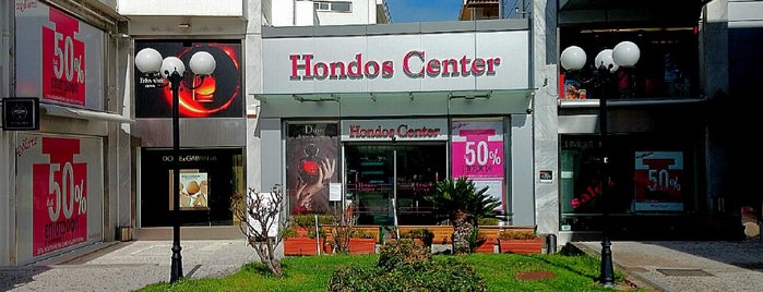 Hondos Center is one of Locais curtidos por maria.