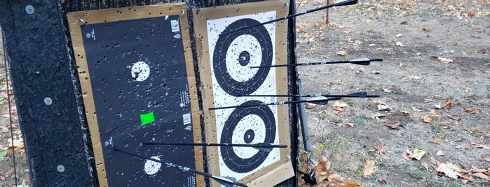Redwood Bowmen Archery Range is one of Beast from the East (Bay).