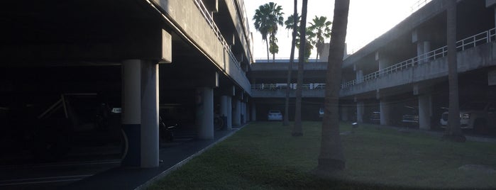 Bayside Parking Garage is one of Lugares favoritos de Kyra.