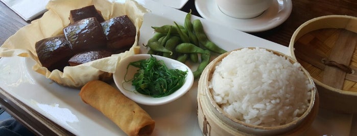 Lee Chen Asian Diner is one of Tempat yang Disukai Christine.