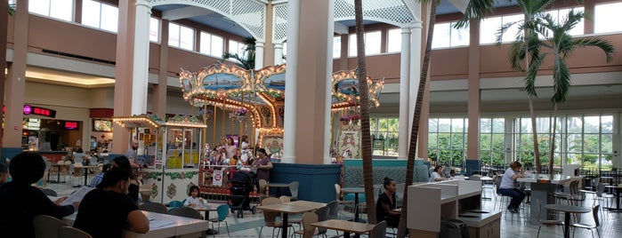 Food Court at Pembroke Lakes Mall is one of Gigglez time.