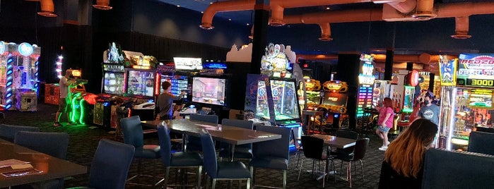 Dave & Buster's is one of สถานที่ที่ Domma ถูกใจ.