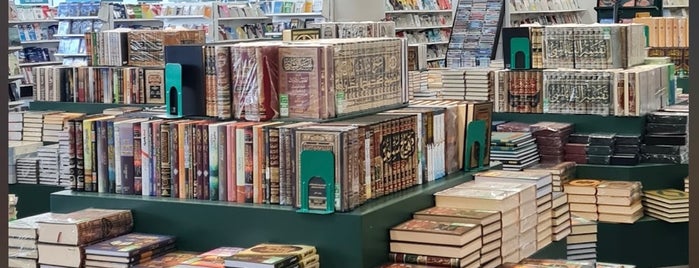 Jarir Bookstore is one of Lieux qui ont plu à Mohrah.