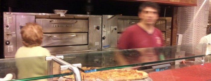 Gennaro's Pizza is one of Lugares guardados de Lizzie.