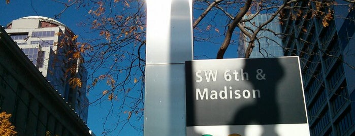 TriMet SW 6th & SW Madison MAX Station is one of Lugares favoritos de Enrique.