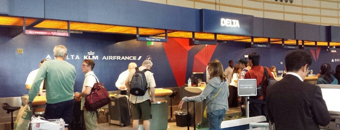 Delta Air Lines Ticket Counter is one of Orte, die Enrique gefallen.