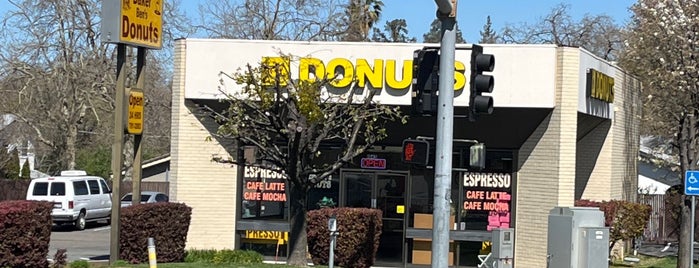 Baker Ben's Donuts is one of Auburn.